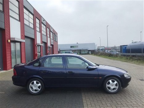 Opel Vectra - 1.6i-16V Diamond*NWE APK*AIRCO*NETTE WAGEN*NAP - 1