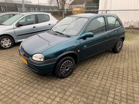 Opel Corsa - 1.4i Strada, stuurbekrachtigen en apk - 1