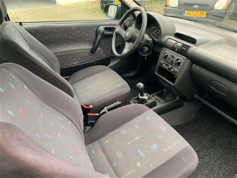 Opel Corsa - 1.4i Strada, stuurbekrachtigen en apk - 1