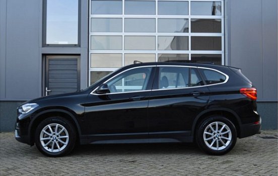 BMW X1 - 2.0i Essential AUT Panorama/Leer/LED Origineel NL - 1