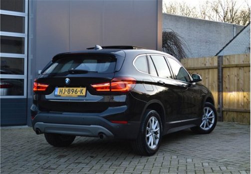 BMW X1 - 2.0i Essential AUT Panorama/Leer/LED Origineel NL - 1