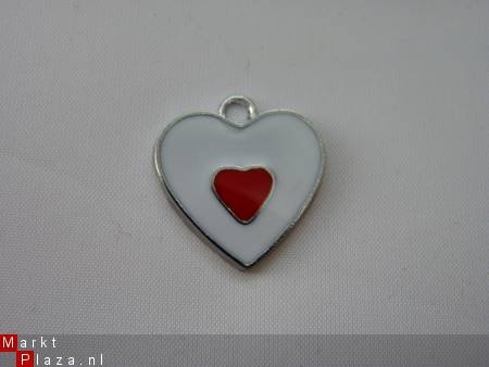 Geëmailleerde bedel - hartje (wit/rood) - 1