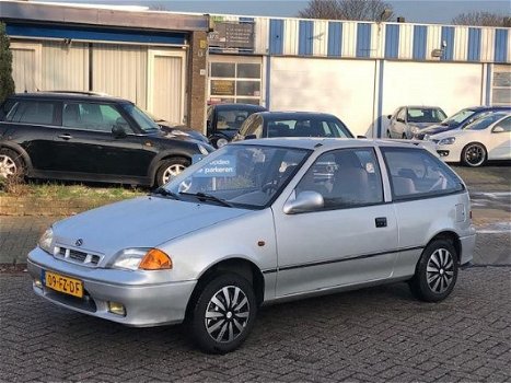 Suzuki Swift - 1.0 Sensation 2000 Stuurbekrachtiging Nieuwe banden Navi NAP - 1