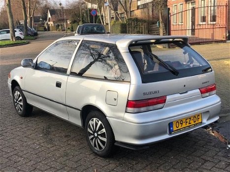 Suzuki Swift - 1.0 Sensation 2000 Stuurbekrachtiging Nieuwe banden Navi NAP - 1