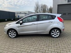 Ford Fiesta - 1.25 Ghia //2E EIGENAAR//AIRCO//STOELVERWARMING//SPRAAK BEDIENNING//STUURWIEL BEDIENIN