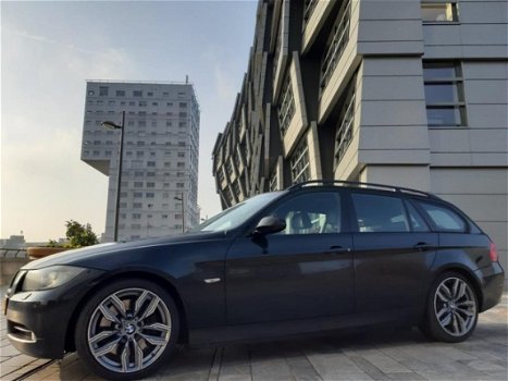 BMW 3-serie Touring - 335d High Executive 300+ PK, NAP, APK, AUT, M-sportstuur, LEER, NAVI, Shadowli - 1