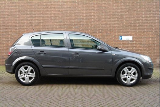 Opel Astra - 1.6 Executive / Trekhaak / Airco / Navi - 1