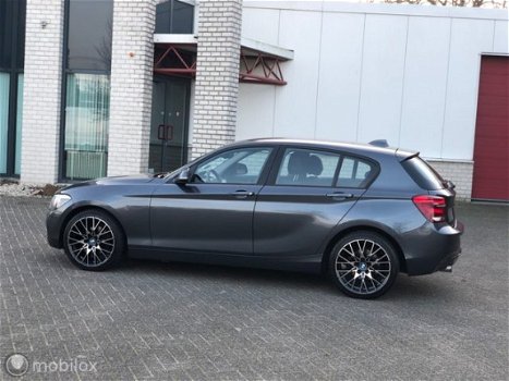 BMW 1-serie - 116i Sport Aut8 PDC/Keyless Go/Stoelv - 1