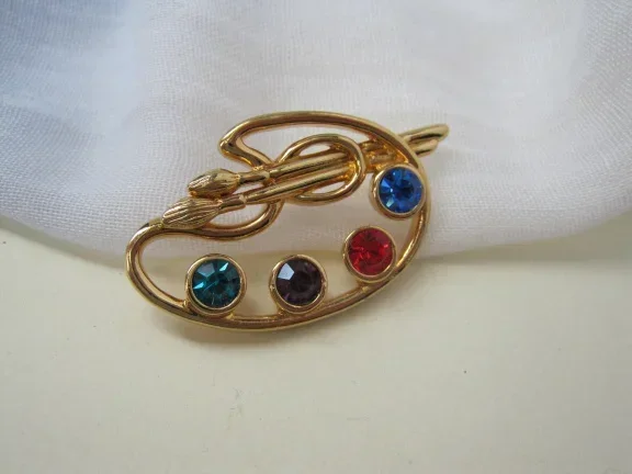 Broche steek/pin Avon goudkleurig schilderspalet gekleurde kristal rijnstenen 4.5X2.5 cm - nr. 1