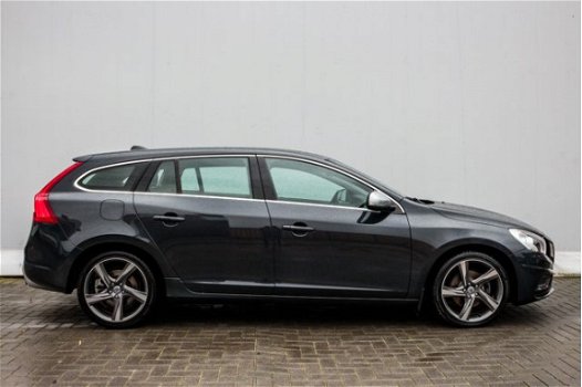 Volvo V60 - 1.6 DRIVe R-Design | Navi | Clima | Cruise | PDC | 18'' LMV | Nette NL Auto - 1