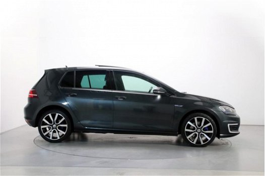 Volkswagen Golf - 1.4 TSI 204pk GTE DSG LED Panoramadak Adaptive Cruise Stoelverwarming - 1