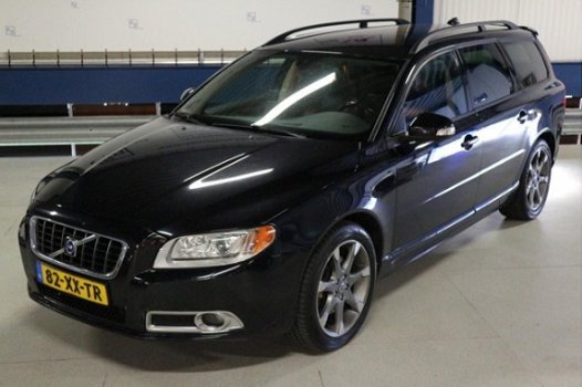 Volvo V70 - 2.4 D5 Momentum LEER + XENON + NAVI + FACELIFT + AUTOMAAT - 1