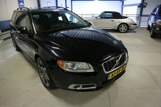 Volvo V70 - 2.4 D5 Momentum LEER + XENON + NAVI + FACELIFT + AUTOMAAT - 1