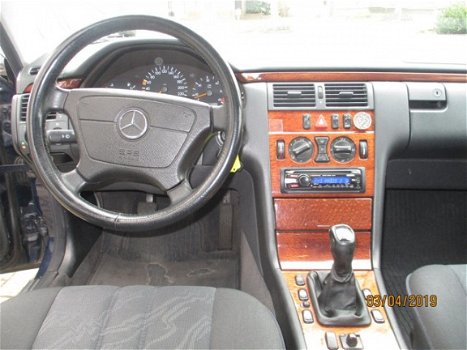 Mercedes-Benz E-klasse - 2.1 CDI E220 SEDAN CLASSIC YOUNGTIMER - 1
