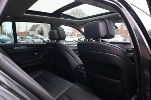 BMW 5-serie Touring - 523i High Executive | Panorama | Leder interieur | NAP | Stoelverwarming | Xen - 1