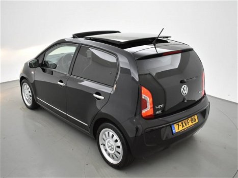 Volkswagen Up! - 1.0 HIGH UP 5-DRS + LEDER/ALCANTARA / PANORAMA / STOELVERWARMING / NAVIGATIE - 1