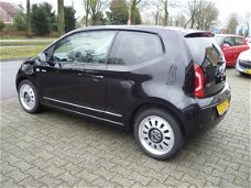 Volkswagen Up! - 1.0 high up BlueMotion BLACK EDITION 75 PK NAVI 76.000 KM