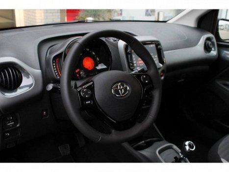 Toyota Aygo - 1.0 VVT-i x-play met x-shift automaat 5-deurs - 1