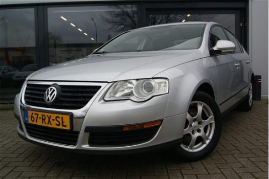 Volkswagen Passat - 1.6 FSI Comfortline + NAVIGATIE + CRUISE + LM VELGEN - 1