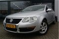 Volkswagen Passat - 1.6 FSI Comfortline + NAVIGATIE + CRUISE + LM VELGEN - 1 - Thumbnail