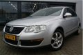 Volkswagen Passat - 1.6 FSI Comfortline + NAVIGATIE + CRUISE + LM VELGEN - 1 - Thumbnail