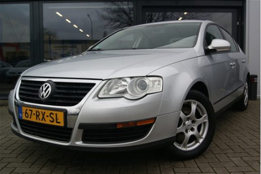 Volkswagen Passat - 1.6 FSI Comfortline + NAVIGATIE + CRUISE + LM VELGEN - 1