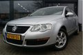 Volkswagen Passat - 1.6 FSI Comfortline + NAVIGATIE + CRUISE + LM VELGEN - 1 - Thumbnail