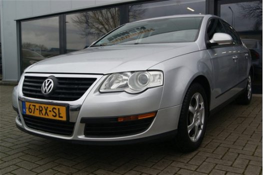 Volkswagen Passat - 1.6 FSI Comfortline + NAVIGATIE + CRUISE + LM VELGEN - 1