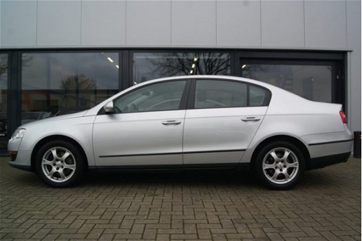 Volkswagen Passat - 1.6 FSI Comfortline + NAVIGATIE + CRUISE + LM VELGEN - 1