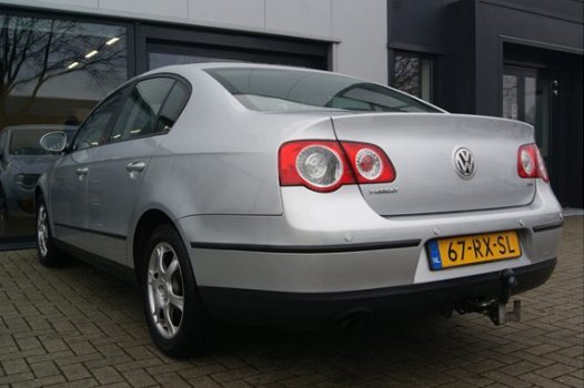 Volkswagen Passat - 1.6 FSI Comfortline + NAVIGATIE + CRUISE + LM VELGEN - 1