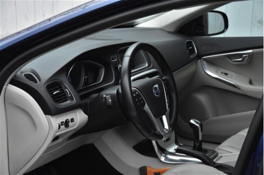 Volvo V40 - 2.0 D2 Ocean Race | Pano-dak | Leder | Harman/Kardon | Xenon | NL-Auto - 1