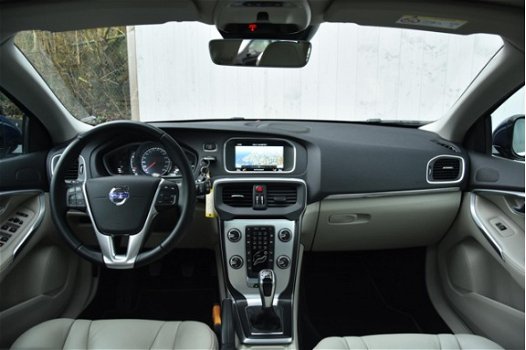 Volvo V40 - 2.0 D2 Ocean Race | Pano-dak | Leder | Harman/Kardon | Xenon | NL-Auto - 1