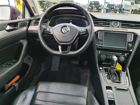 Volkswagen Passat Variant - 2.0 TDI DSG Highline 19inch/Panorama/Leer/Dynaudio 1e Eigenaar - 1