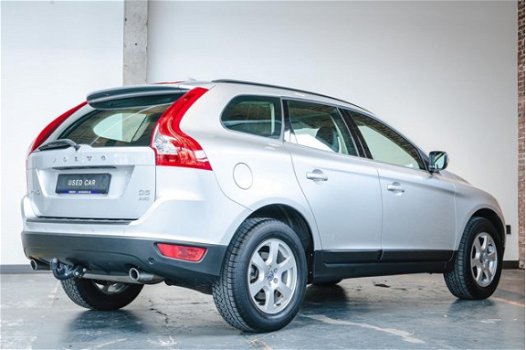 Volvo XC60 - D5 Aut AWD Momentum / Xenon / Leer / Trekhaak - 1