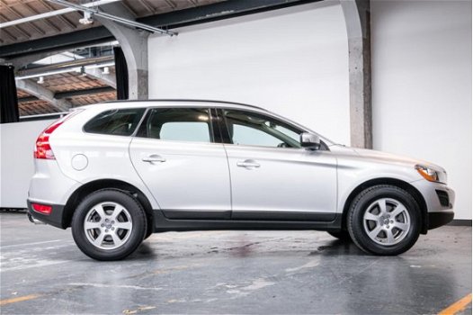 Volvo XC60 - D5 Aut AWD Momentum / Xenon / Leer / Trekhaak - 1