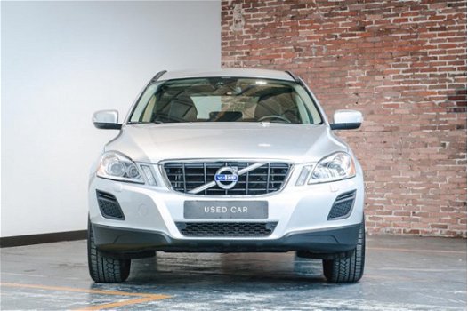 Volvo XC60 - D5 Aut AWD Momentum / Xenon / Leer / Trekhaak - 1