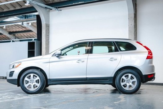 Volvo XC60 - D5 Aut AWD Momentum / Xenon / Leer / Trekhaak - 1