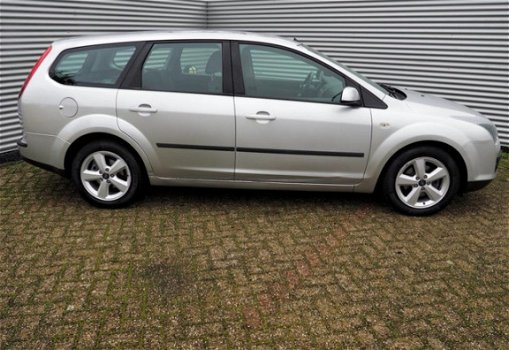 Ford Focus Wagon - 1.6 16V Futura AIRCO CRUISE TREKHAAK - 1