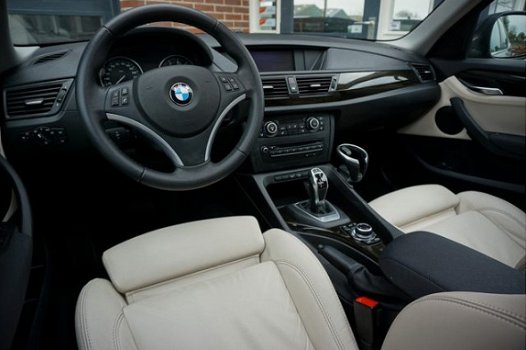 BMW X1 - xDrive28i High Executive | Schuifdak | Sportstoelen | Leder | Automaat | - 1