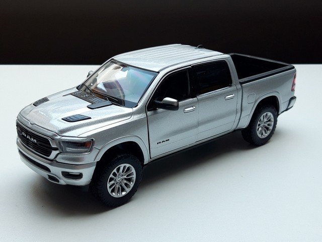 modelauto dodge ram crew cab laramie 2019 – motormax 1:24 nieuw in doos - nr. 1