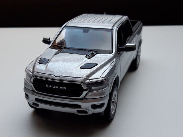 modelauto dodge ram crew cab laramie 2019 – motormax 1:24 nieuw in doos - Afbeelding 2