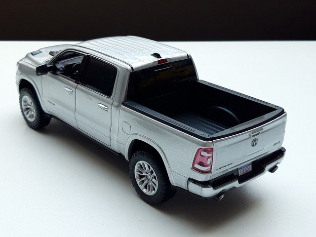 modelauto dodge ram crew cab laramie 2019 – motormax 1:24 nieuw in doos - Afbeelding 3
