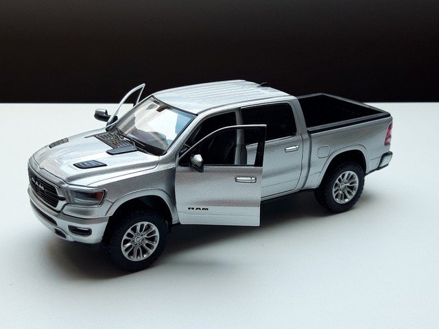 modelauto dodge ram crew cab laramie 2019 – motormax 1:24 nieuw in doos - Afbeelding 4