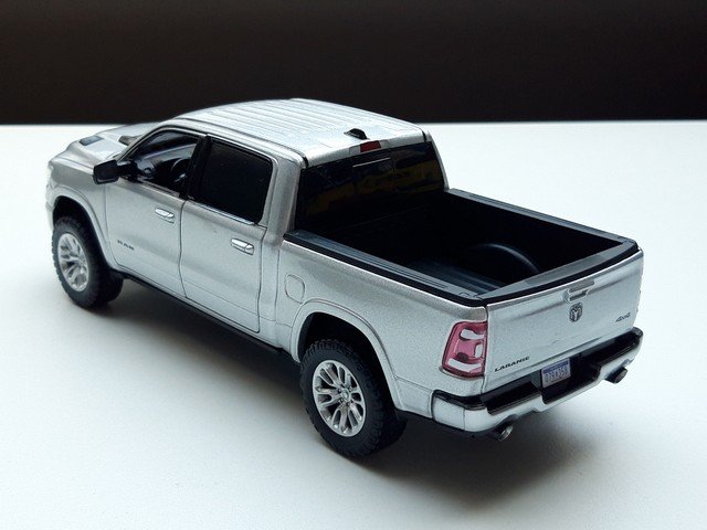 modelauto dodge ram crew cab laramie 2019 – motormax 1:24 nieuw in doos - Afbeelding 6