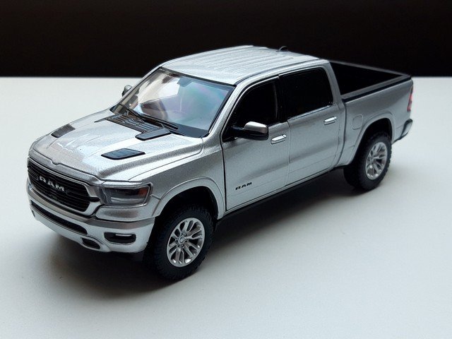 modelauto dodge ram crew cab laramie 2019 – motormax 1:24 nieuw in doos - Afbeelding 7