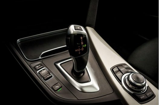BMW 3-serie Touring - 320d 163 Pk Automaat | Panoramadak | Adaptive Cruise | Sportstoelen - 1