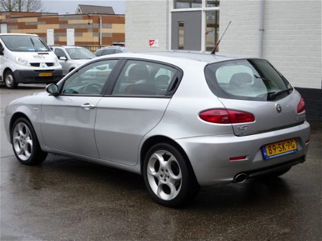 Alfa Romeo 147 - 2.0 T.Spark Distinctive Geregelde airco, licht metalen velgen, lederen bekleding, c - 1