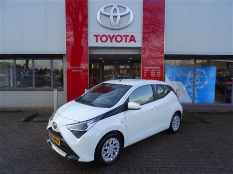 Toyota Aygo - 1.0 VVT-i x-play / Airco / Smartphone Integration / DAB / Parkeercamera / Bluetooth / - 1