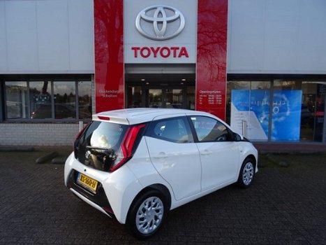 Toyota Aygo - 1.0 VVT-i x-play / Airco / Smartphone Integration / DAB / Parkeercamera / Bluetooth / - 1