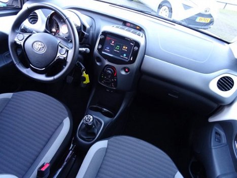 Toyota Aygo - 1.0 VVT-i x-play / Airco / Smartphone Integration / DAB / Parkeercamera / Bluetooth / - 1